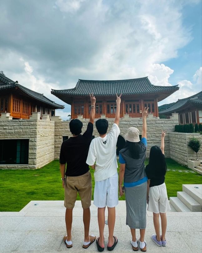 [서울=뉴시스] 배우 고소영이 가족과의 일상을 공개했다. (사진=고소영 인스타그램 캡처) 2024.08.08. photo@newsis.com *재판매 및 DB 금지