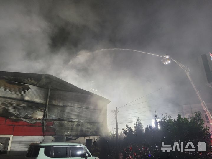 [고양=뉴시스] 화재 진화 현장. (사진=경기도북부소방재난본부 제공) 2024.08.08 photo@newsis.com