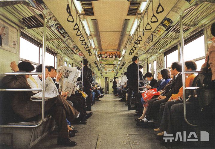 [서울=뉴시스]1980년대 지하철 풍경. (사진=서울시 제공). 2024.08.08. photo@newsis.com 