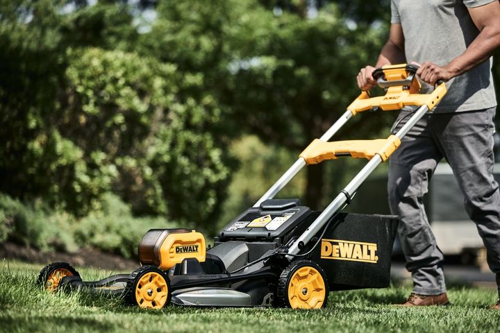 [서울=뉴시스] 디월트 '60V MAX 플렉스볼트 브러쉬리스 잔디깎이(DCMWSP550)'. 2024.08.08. (사진=스탠리블랙앤데커코리아 제공) *재판매 및 DB 금지