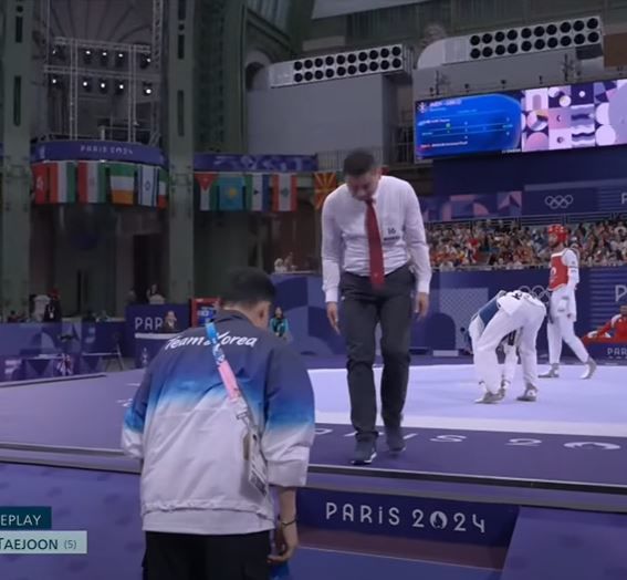 7일(현지 시각) 2024 파리올림픽 태권도 남자 58㎏급 준결승전 한국의 비디오판독 신청 상황에서 한국 코치와 심판이 서로 허리 숙여 인사하고 있다. (사진=KBS 갈무리) *재판매 및 DB 금지