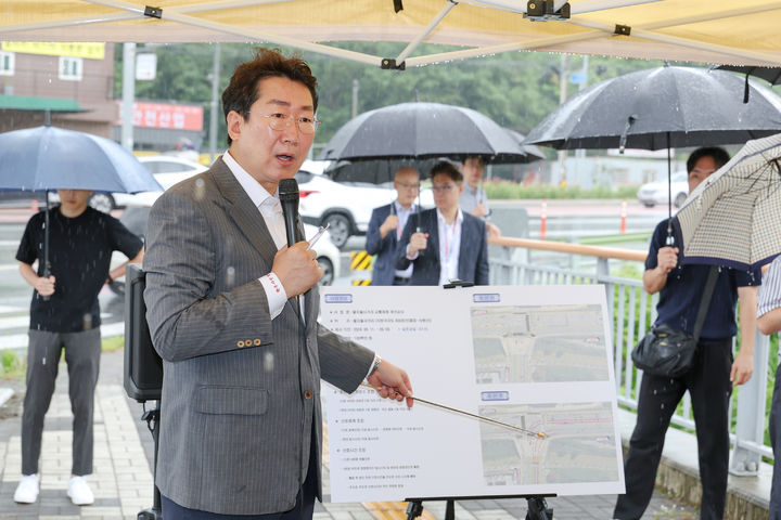 [원주=뉴시스] 강원 원주시 상습 정체 구간인 기업도시 물지울사거리 교통체계가 개선된 가운데 원강수 원주시장이 지난해 8월8일 시민들에게 차로 확대, 교통섬 이설, 신호체계 조정 등을 설명하는 모습. (사진=원주시 제공) 2025.04.23. photo@newsis.com *재판매 및 DB 금지