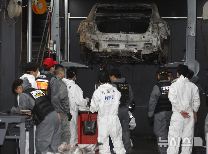 [인천=뉴시스] 김동영 기자 = 8일 오전 인천 서구 당하동 자동차 공업소에서 아파트 지하주차장에서 화재가 발생한 벤츠 전기차에 대한 2차 합동감식을 실시되고 있다. 이날 합동감식에는 국립과학수사연구원, 소방, 벤츠 등 관계기관이 참여했다. 2024.08.08. dy0121@newsis.com 