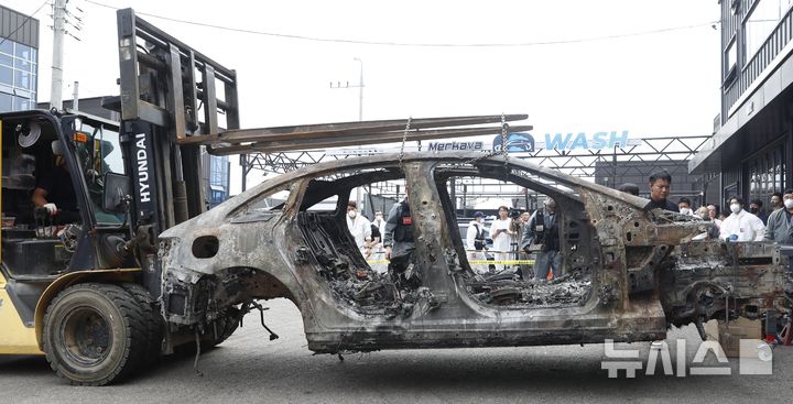 [인천=뉴시스] 김동영 기자 = 지난 8일 오전 인천 서구 당하동 자동차 공업소에서 아파트 지하주차장에서 화재가 발생한 벤츠 전기차가 옮겨지고 있다. 이날 경찰과 국립과학수사연구원, 소방, 벤츠 등 관계기관이 2차 합동감식을 진행했다. 2024.08.08. dy0121@newsis.com