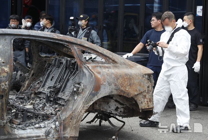 [인천=뉴시스] 김동영 기자 = 벤츠 관계자가 8일 오전 인천 서구 당하동 자동차 공업소에서 아파트 지하주차장에서 화재가 발생한 벤츠 전기차를 살펴보고 있다. 이날 경찰과 국립과학수사연구원, 소방, 벤츠 등 관계기관이 2차 합동감식을 진행했다. 2024.08.08. dy0121@newsis.com
