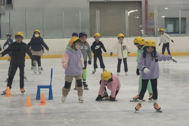 [대구=뉴시스] 이상제 기자= 8일 오후 대구 북구 복합스포츠타운 내 대구실내빙상장에서 시민들이 스케이트를 타고 있다. 2024.08.08. king@newsis.com&nbsp; *재판매 및 DB 금지