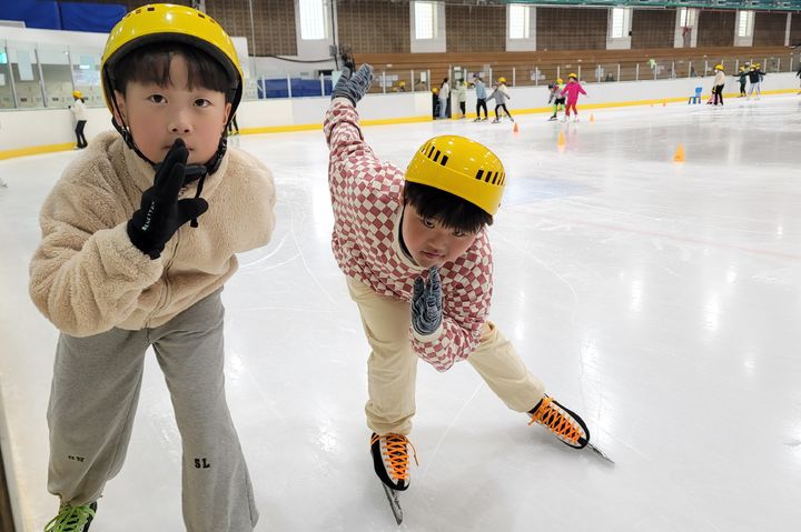 [대구=뉴시스] 이상제 기자= 8일 오후 대구 북구 복합스포츠타운 내 대구실내빙상장에서 시민들이 스케이트를 타고 있다. 2024.08.08. king@newsis.com&nbsp; *재판매 및 DB 금지