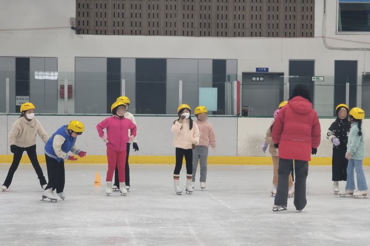 [대구=뉴시스] 이상제 기자= 8일 오후 대구 북구 복합스포츠타운 내 대구실내빙상장에서 시민들이 스케이트를 타고 있다. 2024.08.08. king@newsis.com&nbsp; *재판매 및 DB 금지