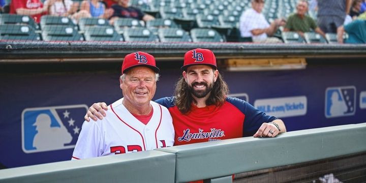 아버지 팻 켈리가 이끄는 신시내티 레즈 산하 마이너리그 트리플A팀 루이빌 베츠에서 뛰게된 케이시 켈리(오른쪽). (사진=루이빌 베츠 엑스 계정 캡처) *재판매 및 DB 금지