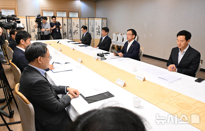 [세종=뉴시스]최상목 부총리 겸 기획재정부 장관은 8일 오후 정부서울청사에서 열린 제 8차 부동산 관계장관회의를 주재하고 '국민 주거안정을 위한 주택공급 확대방안'을 논의했다.(사진=기획재정부 제공)