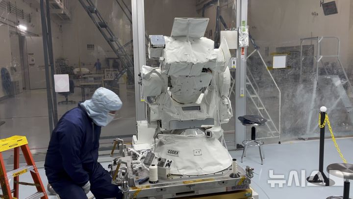 [서울=뉴시스]8월 진행된 태양 코로나그래프(CODEX) 최종 점검. (사진=우주항공청/NASA 제공)