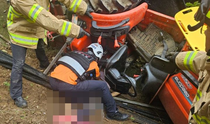 [홍천=뉴시스] 8일 소방당국은 이날 오후 1시 3분쯤 강원 홍천군 남면 유치리에서 60대&nbsp; A씨가 트랙터에 깔려 숨지는 사고가 발생했다고 밝혔다. 홍천소방서 제공. *재판매 및 DB 금지