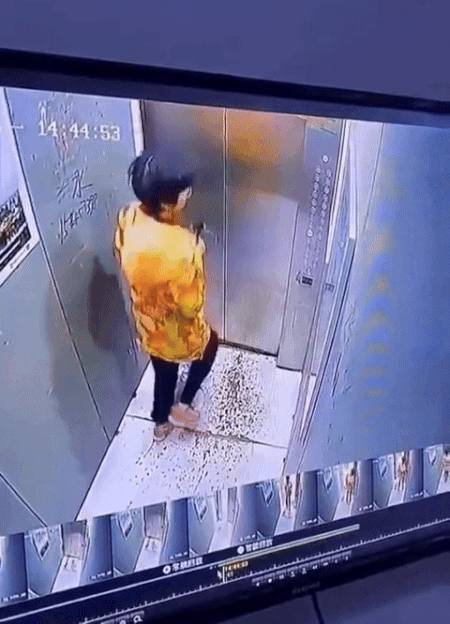 [서울=뉴시스] 엘리베이터 안에서 조깅을 하던 한 여성 탓에 엘리베이터가 갑자기 추락하는 사고가 발생했다. (사진=웨이보) *재판매 및 DB 금지