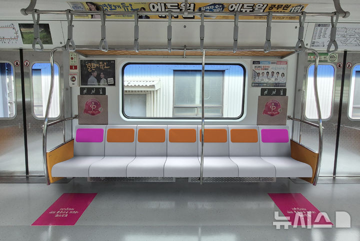 [서울=뉴시스]서울교통공사는 지하철 내 빈대 예방 등을 위해 3호선 전동차의 직물형 의자를 강화플라스틱 소재로 교체한다고 9일 밝혔다. 직물 의자 교체 후 예시 사진. (사진=서울시 제공). 2024.08.09. photo@newsis.com 