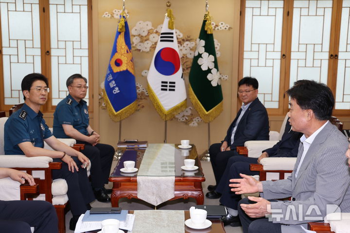 [군포=뉴시스] 하은호 군포시장 (사진 오른쪽 첫 번째)이 김봉식 경기남부경찰청장을 만나 ‘대야파출소 폐지’반대 의사를 전달하고 있다. (사진=군포시 제공). 2024.08.08. photo@newsis.com *재판매 및 DB 금지  