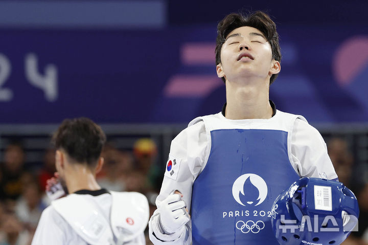 [파리=뉴시스] 최동준 기자 = 박태준이 7일(현지시각) 프랑스 파리 그랑 팔레에서 열린 2024 파리 올림픽 태권도 남자 58kg급 준결승 튀니지 모하메드 칼릴 젠두비와의 경기에서 승리하며 결승 진출을 확정한 뒤 기뻐하고 있다. 2024.08.08. photocdj@newsis.com