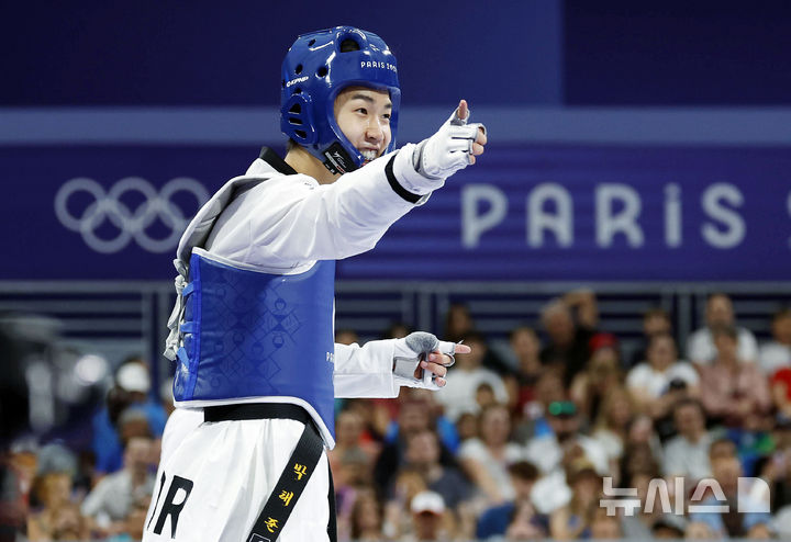 [파리=뉴시스] 최동준 기자 = 박태준이 7일(현지시각) 프랑스 파리 그랑 팔레에서 열린 2024 파리 올림픽 태권도 남자 58kg급 준결승 튀니지 모하메드 칼릴 젠두비와의 경기에서 승리하며 결승 진출을 확정한 뒤 기뻐하고 있다. 2024.08.08. photocdj@newsis.com
