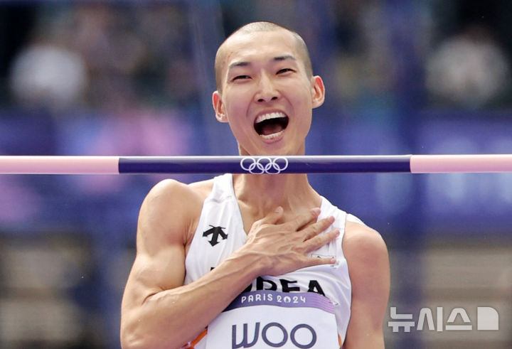 [파리=뉴시스] 김진아 기자 = 우상혁이 7일(현지시각) 프랑스 파리 스타드 드 프랑스에서 열린 2024 파리 올림픽 육상 남자 높이뛰기 예선에서 2m27을 2차 시기에 성공하고 있다. 2024.08.07. bluesoda@newsis.com