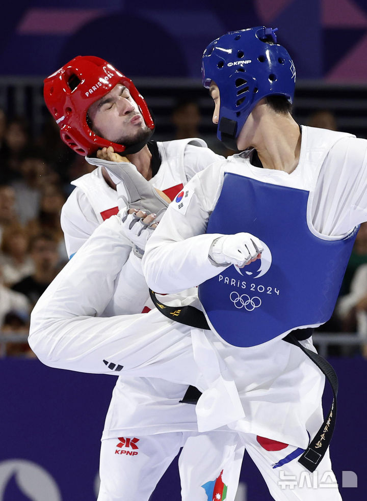 [파리=뉴시스] 최동준 기자 = 박태준이 7일(현지시각) 프랑스 파리 그랑 팔레에서 열린 2024 파리 올림픽 태권도 남자 58kg급 결승에서 아제르바이잔의 가심 마고메도프를 상대로 경기를 펼치고 있다. 2024.08.08. photocdj@newsis.com