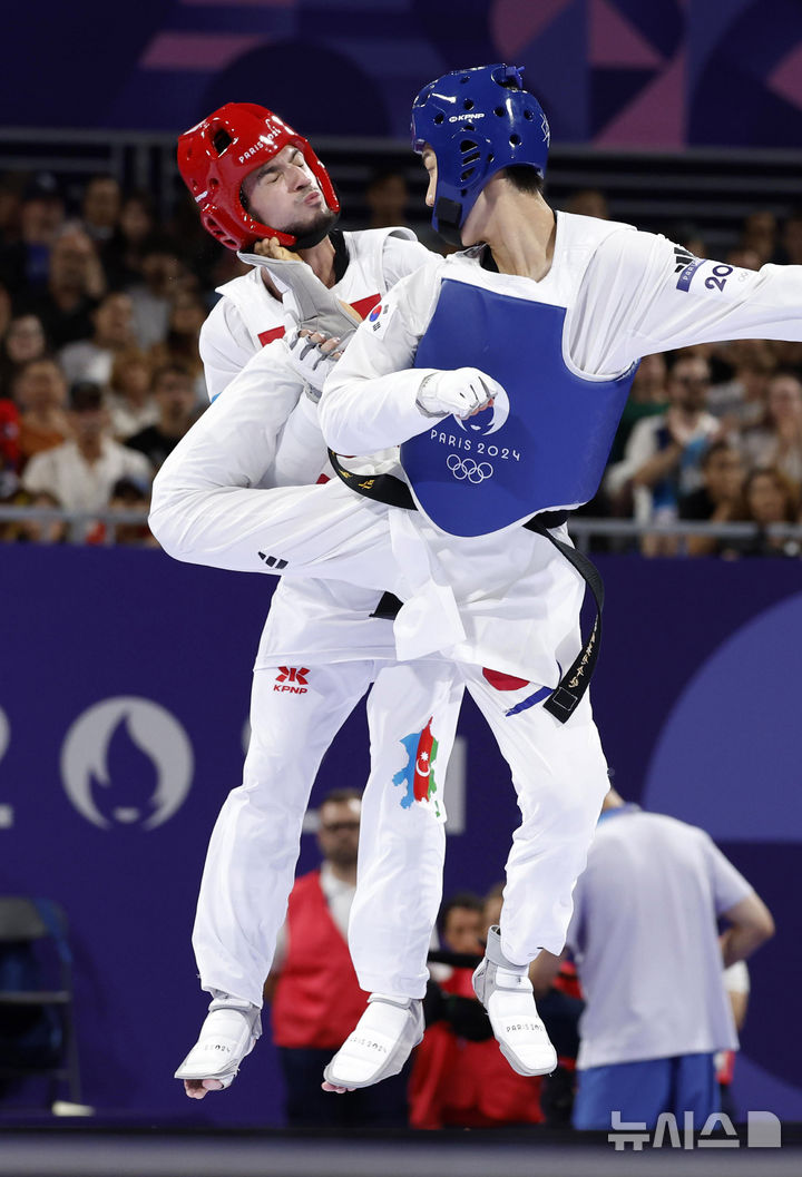 [파리=뉴시스] 최동준 기자 = 박태준이 7일(현지시각) 프랑스 파리 그랑 팔레에서 열린 2024 파리 올림픽 태권도 남자 58kg급 결승에서 아제르바이잔의 가심 마고메도프를 상대로 경기를 펼치고 있다. 2024.08.08. photocdj@newsis.com