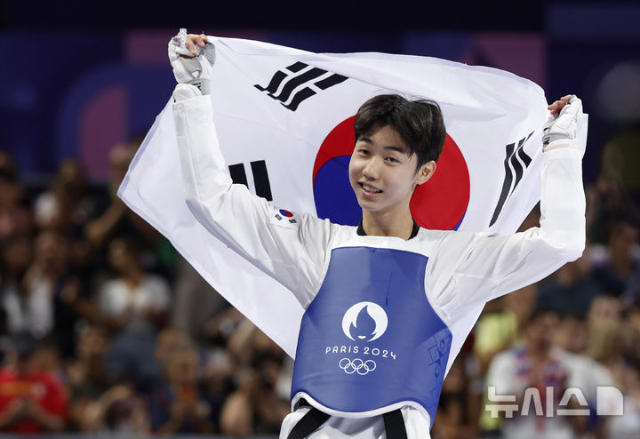[파리=뉴시스] 최동준 기자 = 박태준이 7일(현지시각) 프랑스 파리 그랑 팔레에서 열린 2024 파리 올림픽 태권도 남자 58kg급 결승 아제르바이잔 가심 마고메도프와의 경기에서 상대 부상으로 기권승하며 금메달을 확정한 뒤 기뻐하고 있다. 2024.08.08. photocdj@newsis.com