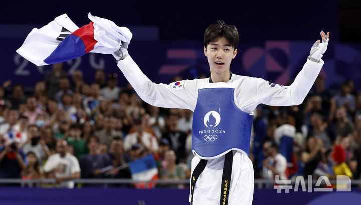 [파리=뉴시스] 최동준 기자 = 박태준이 7일(현지시각) 프랑스 파리 그랑 팔레에서 열린 2024 파리 올림픽 태권도 남자 58kg급 결승 아제르바이잔 가심 마고메도프와의 경기에서 상대 부상으로 기권승하며 금메달을 확정한 뒤 기뻐하고 있다. 2024.08.08. photocdj@newsis.com