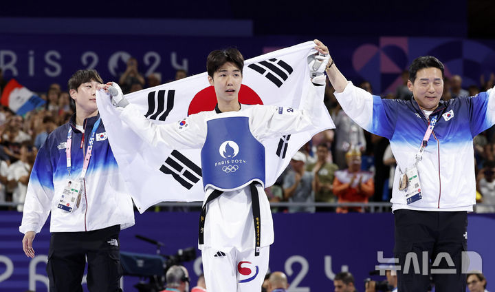 [파리=뉴시스] 최동준 기자 = 박태준이 7일(현지시각) 프랑스 파리 그랑 팔레에서 열린 2024 파리 올림픽 태권도 남자 58kg급 결승 아제르바이잔 가심 마고메도프와의 경기에서 상대 부상으로 기권승하며 금메달을 확정한 뒤 기뻐하고 있다. 2024.08.08. photocdj@newsis.com