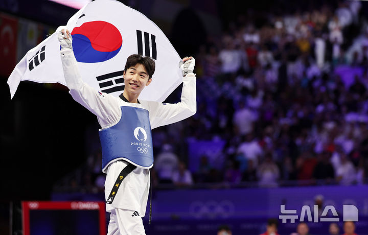 [파리=뉴시스] 김진아 기자 = 박태준이 7일(현지시각) 프랑스 파리 그랑 팔레에서 열린 2024 파리 올림픽 태권도 남자 58kg급 결승 아제르바이잔 가심 마고메도프와의 경기에서 상대 부상으로 기권승하며 금메달을 확정한 뒤 기뻐하고 있다. 2024.08.08. bluesoda@newsis.com