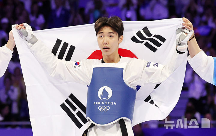 [파리=뉴시스] 김진아 기자 = 박태준이 7일(현지시각) 프랑스 파리 그랑 팔레에서 열린 2024 파리 올림픽 태권도 남자 58kg급 결승 아제르바이잔 가심 마고메도프와의 경기에서 상대 부상으로 기권승하며 금메달을 확정한 뒤 기뻐하고 있다. 2024.08.08. bluesoda@newsis.com
