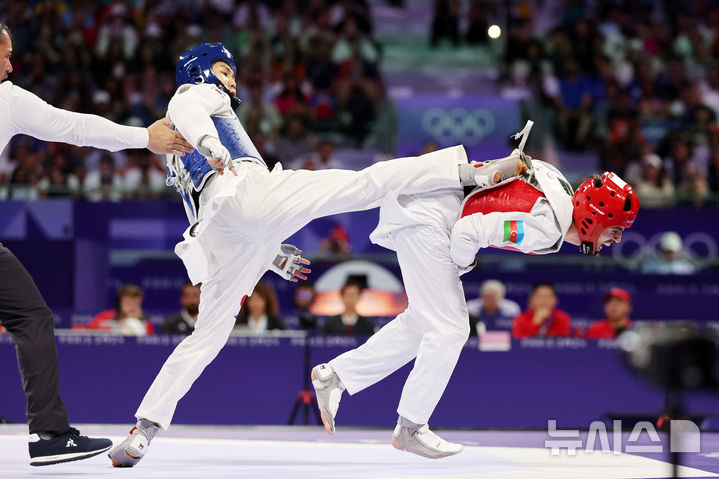 [파리=뉴시스] 김진아 기자 = 박태준이 7일(현지시각) 프랑스 파리 그랑 팔레에서 열린 2024 파리 올림픽 태권도 남자 58kg급 결승에서 아제르바이잔 가심 마고메도프를 상대로 경기를 펼치고 있다. 2024.08.08. bluesoda@newsis.com