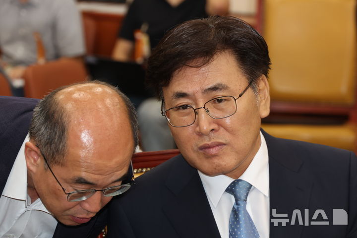 [서울=뉴시스] 고승민 기자 = 유상임 과학기술정보통신부 장관 후보자가 8일 서울 여의도 국회에서 열린 과방위 인사청문회에서 시작 전 관계자와 대화하고 있다. 2024.08.08. kkssmm99@newsis.com