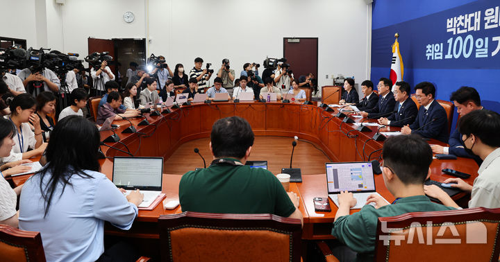 [서울=뉴시스] 권창회 기자 = 박찬대 더불어민주당 대표 권한대행 겸 원내대표가 8일 오전 서울 여의도 국회에서 열린 취임 100일 기자간담회에서 발언하고 있다. 2024.08.08. kch0523@newsis.com