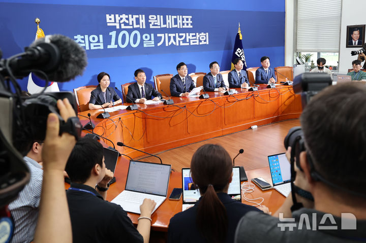 [서울=뉴시스] 권창회 기자 = 박찬대 더불어민주당 대표 권한대행 겸 원내대표가 8일 오전 서울 여의도 국회에서 열린 취임 100일 기자간담회에서 발언하고 있다. 2024.08.08. kch0523@newsis.com