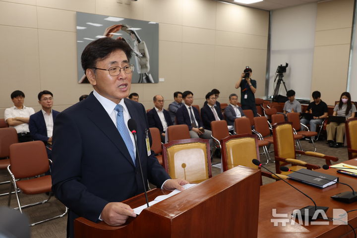 [서울=뉴시스] 고승민 기자 = 유상임 과학기술정보통신부 장관 후보자가 8일 서울 여의도 국회에서 열린 과방위 인사청문회에서 선서를 마친 후 모두발언을 하고 있다. 2024.08.08. kkssmm99@newsis.com