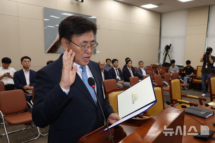 [서울=뉴시스] 고승민 기자 = 유상임 과학기술정보통신부 장관 후보자가 8일 서울 여의도 국회에서 열린 과방위 인사청문회에서 선서를 하고 있다. 2024.08.08. kkssmm99@newsis.com