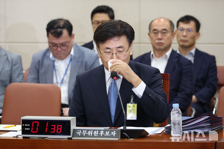 [서울=뉴시스] 고승민 기자 = 유상임 과학기술정보통신부 장관 후보자가 8일 서울 여의도 국회에서 열린 과방위 인사청문회에서 물을 마시고 있다. 2024.08.08. kkssmm99@newsis.com
