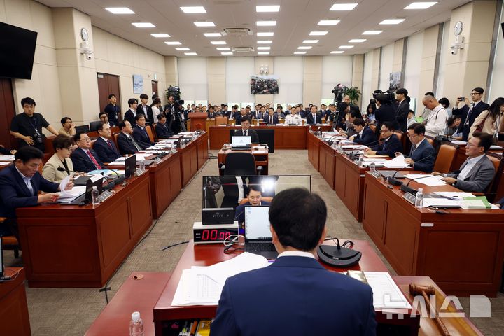 [서울=뉴시스] 조성봉 기자 = 지난 8일 오전 서울 여의도 국회에서 국방위원회 전체회의가 열리고 있다.&nbsp; 2024.08.08. suncho21@newsis.com