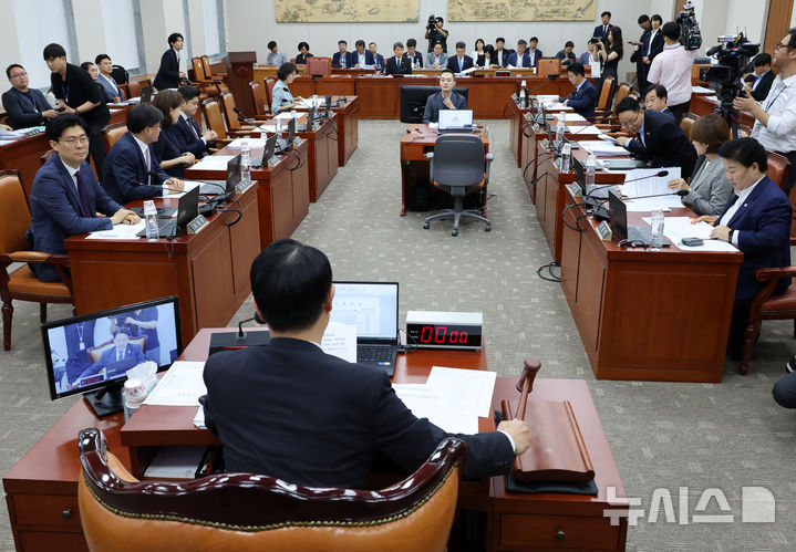 [서울=뉴시스] 조성우 기자 = 8일 오전 서울 여의도 국회에서 열린 교육위원회 전체회의에서 김영호 위원장이 개의 선언을 하며 의사봉을 두드리고 있다. 2024.08.08. xconfind@newsis.com