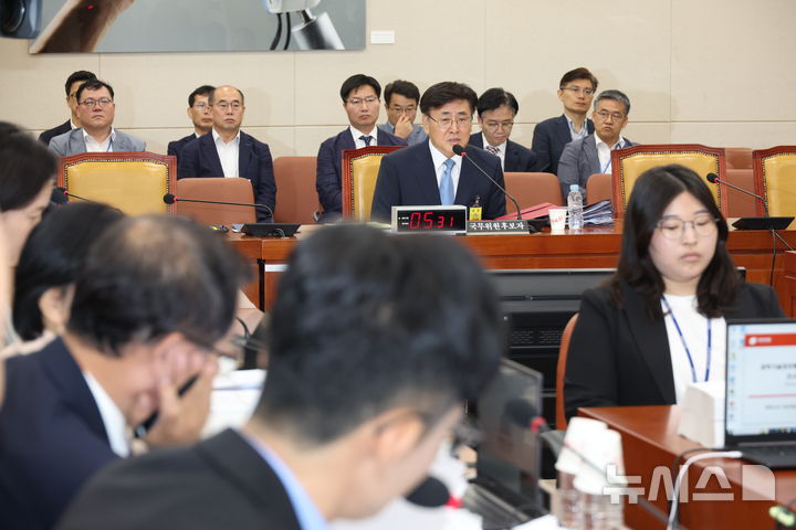 [서울=뉴시스] 고승민 기자 = 유상임 과학기술정보통신부 장관 후보자가 8일 서울 여의도 국회에서 열린 과방위 인사청문회에서 의원 질의에 답하고 있다. 2024.08.08. kkssmm99@newsis.com