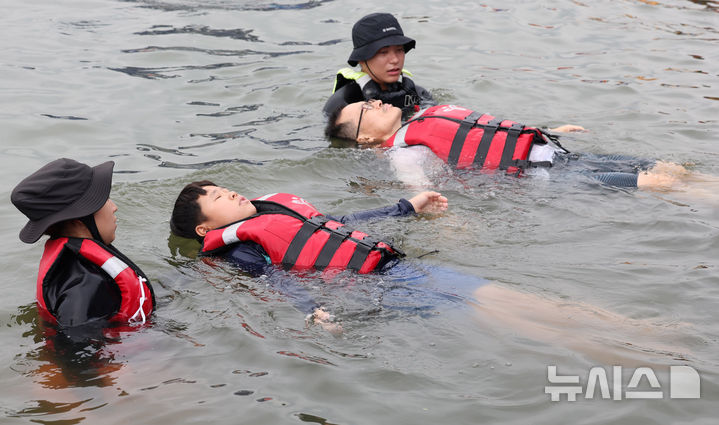 [서울=뉴시스] 추상철 기자 = 8일 오전 서울 광진구 안심생존수영교육지원센터에서 열린 '2024 여름방학 한강에서 가족과 함께 캠프'에서 참가자들이 생존수영교육을 받고 있다. 2024.08.08. scchoo@newsis.com