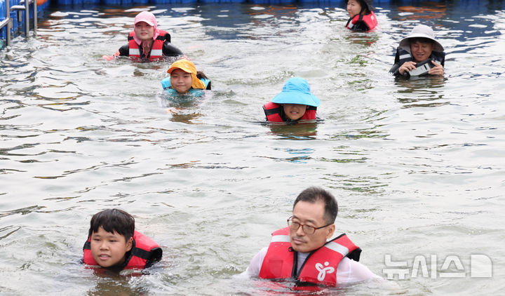 [서울=뉴시스] 추상철 기자 = 8일 오전 서울 광진구 안심생존수영교육지원센터에서 열린 '2024 여름방학 한강에서 가족과 함께 캠프'에서 참가자들이 생존수영교육을 받고 있다. 2024.08.08. scchoo@newsis.com