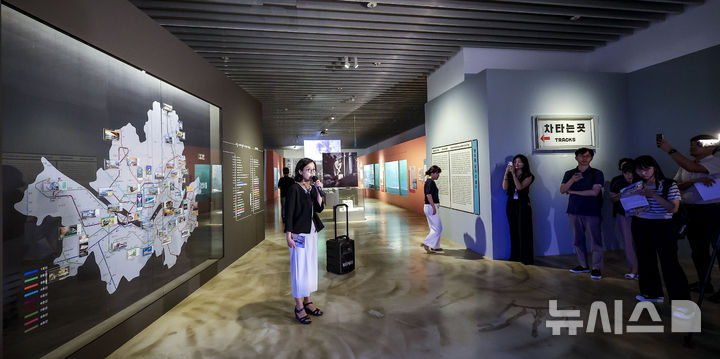 [서울=뉴시스] 정병혁 기자 = 8일 서울 종로구 서울역사박물관에서 열린 서울교통공사, 서울 지하철 개통 50주년 기념 ‘서울의 지하철’ 전시 언론설명회에서 취재진 및 참석자들이 전시를 살펴보고 있다. 2024.08.08. jhope@newsis.com