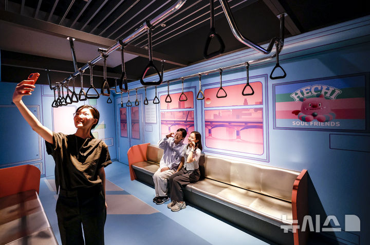 [서울=뉴시스] 정병혁 기자 = 8일 서울 종로구 서울역사박물관에서 열린 서울교통공사, 서울 지하철 개통 50주년 기념 ‘서울의 지하철’ 전시 언론설명회에서 취재진 및 참석자들이 전시를 살펴보고 있다. 2024.08.08. jhope@newsis.com