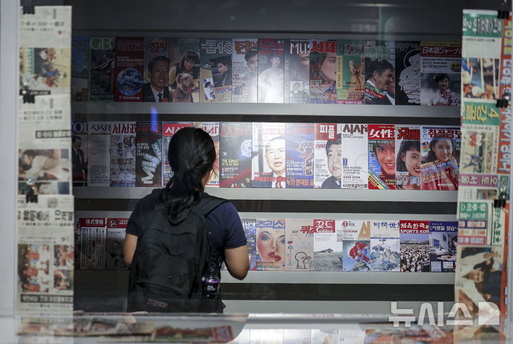 [서울=뉴시스] 정병혁 기자 = 8일 서울 종로구 서울역사박물관에서 열린 서울교통공사, 서울 지하철 개통 50주년 기념 ‘서울의 지하철’ 전시 언론설명회에서 취재진 및 참석자들이 전시를 살펴보고 있다. 2024.08.08. jhope@newsis.com