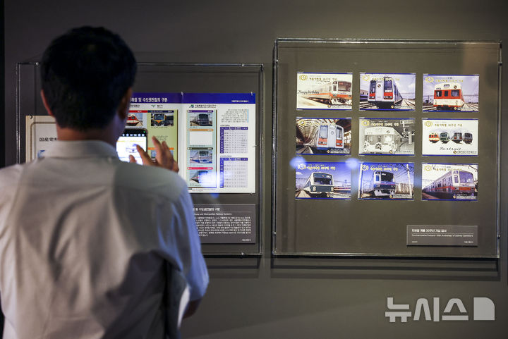 [서울=뉴시스] 정병혁 기자 = 8일 서울 종로구 서울역사박물관에서 열린 서울교통공사, 서울 지하철 개통 50주년 기념 ‘서울의 지하철’ 전시 언론설명회에서 취재진 및 참석자들이 전시를 살펴보고 있다. 2024.08.08. jhope@newsis.com