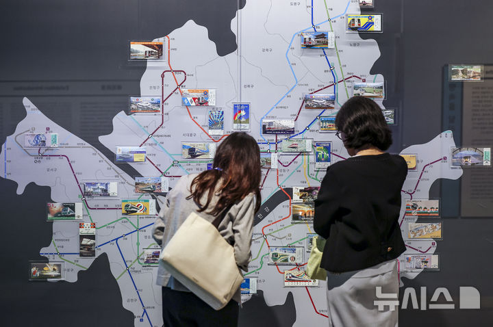 [서울=뉴시스] 정병혁 기자 = 8일 서울 종로구 서울역사박물관에서 열린 서울교통공사, 서울 지하철 개통 50주년 기념 ‘서울의 지하철’ 전시 언론설명회에서 취재진 및 참석자들이 전시를 살펴보고 있다. 2024.08.08. jhope@newsis.com