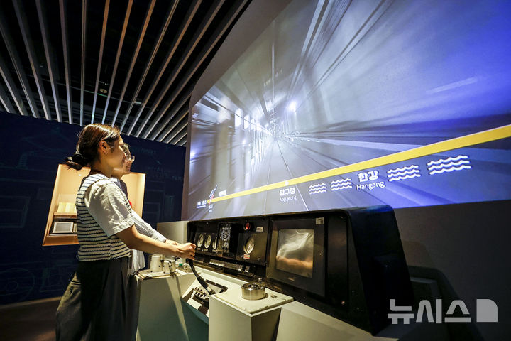 [서울=뉴시스] 정병혁 기자 = 8일 서울 종로구 서울역사박물관에서 열린 서울교통공사, 서울 지하철 개통 50주년 기념 ‘서울의 지하철’ 전시 언론설명회에서 취재진 및 참석자들이 전시를 살펴보고 있다. 2024.08.08. jhope@newsis.com