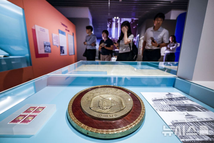 [서울=뉴시스] 정병혁 기자 = 8일 서울 종로구 서울역사박물관에서 열린 서울교통공사, 서울 지하철 개통 50주년 기념 ‘서울의 지하철’ 전시 언론설명회에서 취재진 및 참석자들이 전시를 살펴보고 있다. 2024.08.08. jhope@newsis.com