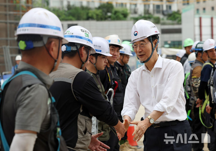 [서울=뉴시스] 김명년 기자 = 한덕수 국무총리가 8일 오전 서울 성북구 장위4구역 주택정비사업 건설현장에서 근로자들을 만나 격려하고 있다. 2024.08.08. kmn@newsis.com