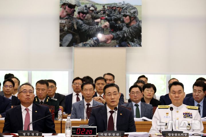 [서울=뉴시스] 조성봉 기자 = 신원식 국방부 장관이 8일 오전 서울 여의도 국회에서 열린 국방위원회 전체회의에서 의원들의 질의에 답변하고 있다. 왼쪽부터 김병철 병무청장, 신 장관, 김명수 합참의장. 2024.08.08. suncho21@newsis.com